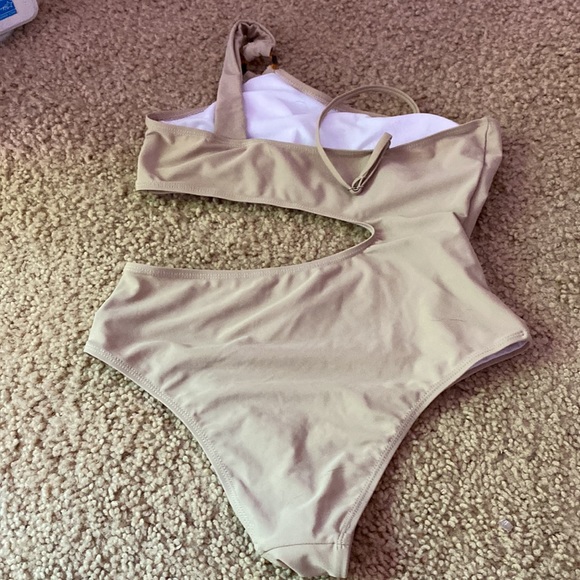 A once peice cut out swimsuit - Picture 2 of 2
